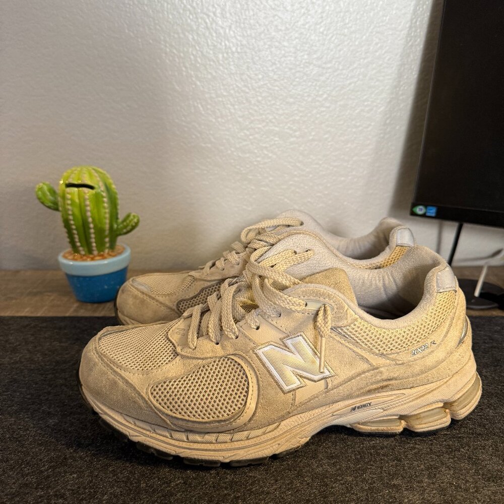 new balance 2002r // size 8.5